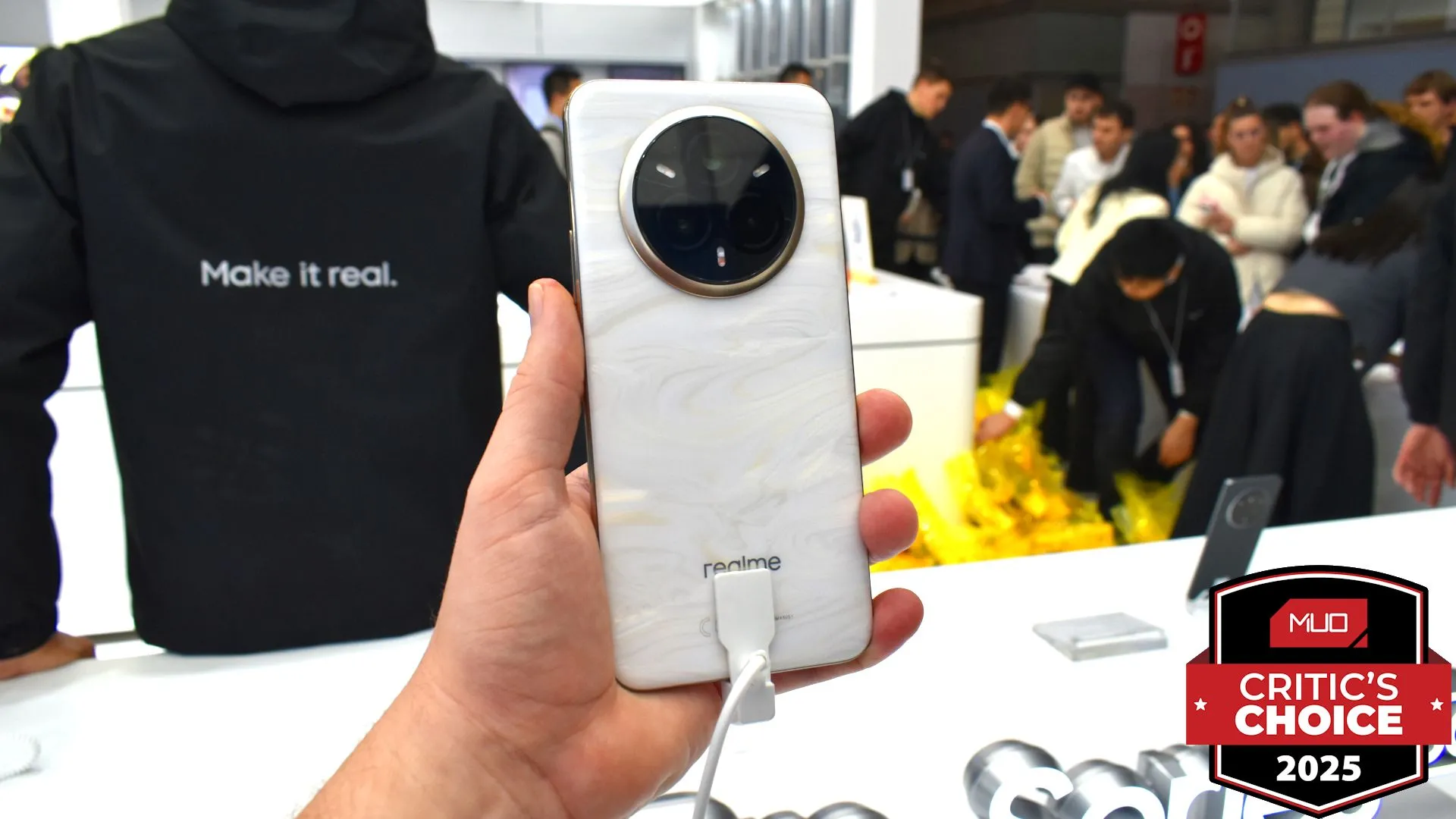Smartphone Realme 14 Pro+ 5G với mặt lưng đổi màu tại MWC 2025 nhận giải thưởng.