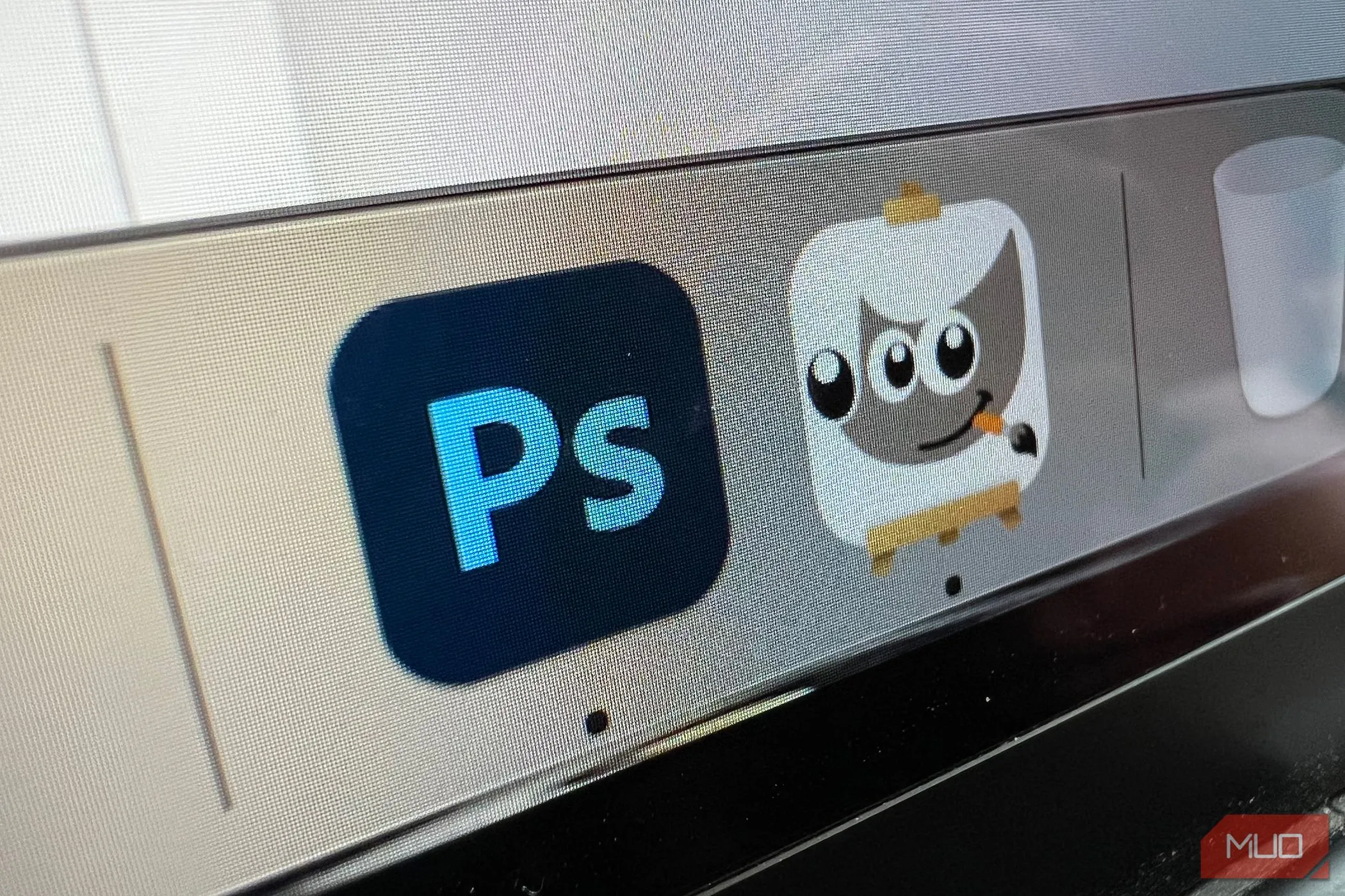 So sánh biểu tượng GIMP và Photoshop trên MacBook