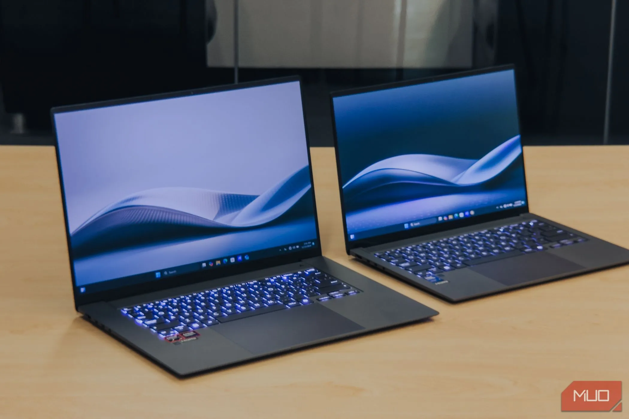 So sánh kích thước ASUS Zenbook S 16 bên cạnh Zenbook S14