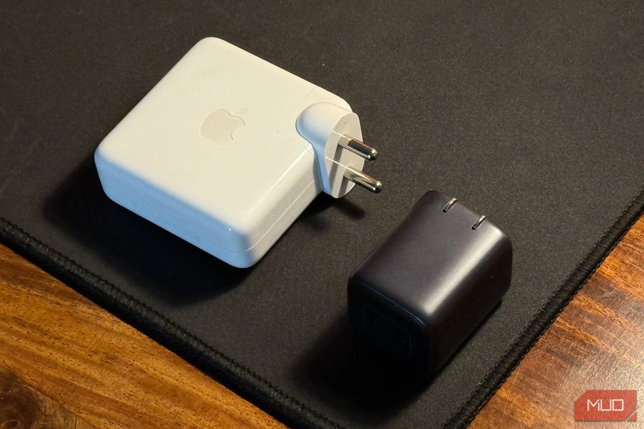So sánh kích thước củ sạc nhanh điện thoại nhỏ gọn và adapter MacBook Pro lớn cho du lịch