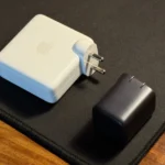 So sánh kích thước củ sạc nhỏ gọn và adapter MacBook lớn minh họa sự khác biệt về công suất và công nghệ GaN