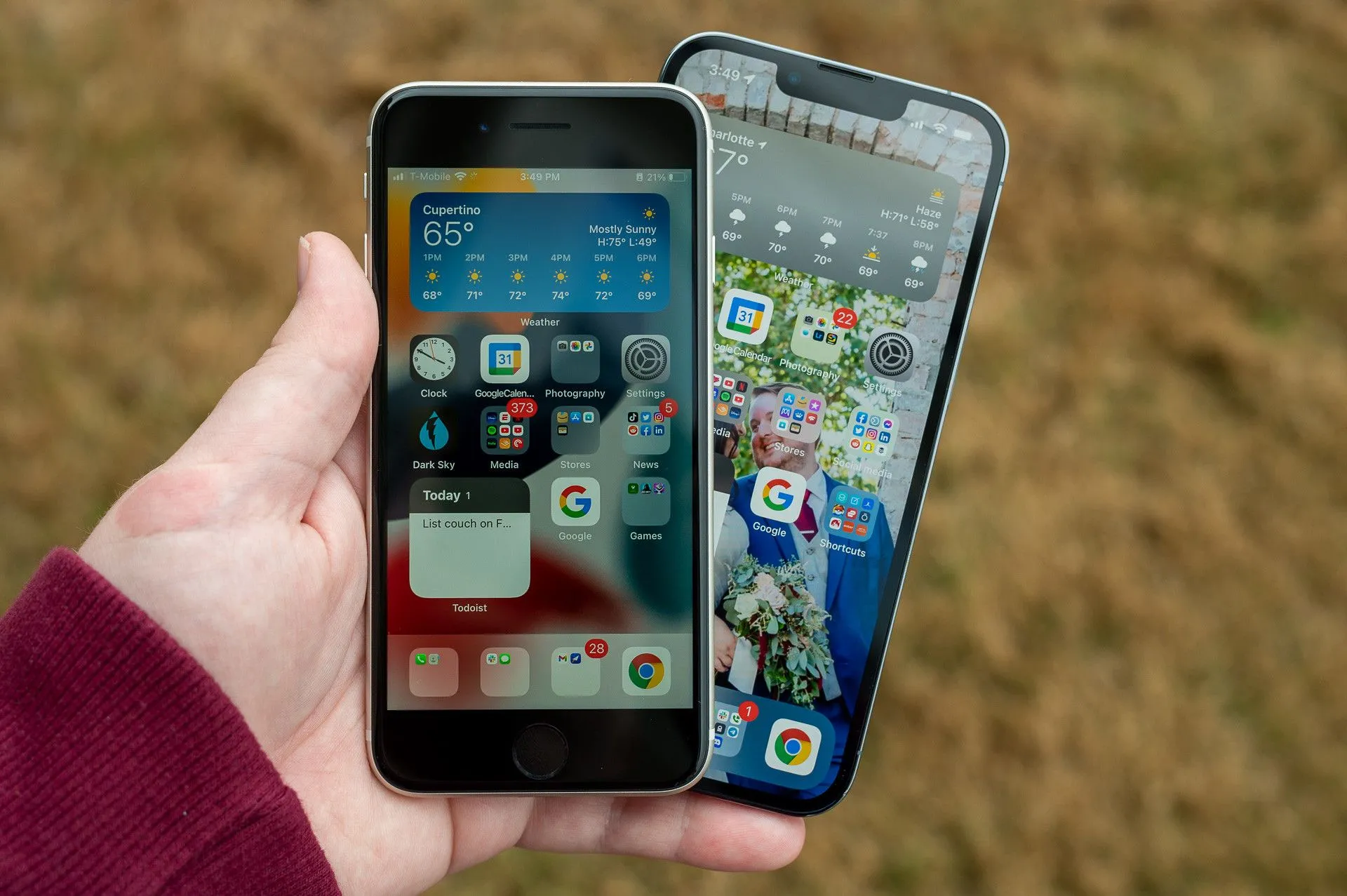 So sánh kích thước giữa iPhone SE 2022 và iPhone 13 Pro, minh họa hạn chế tương thích của Apple Intelligence.