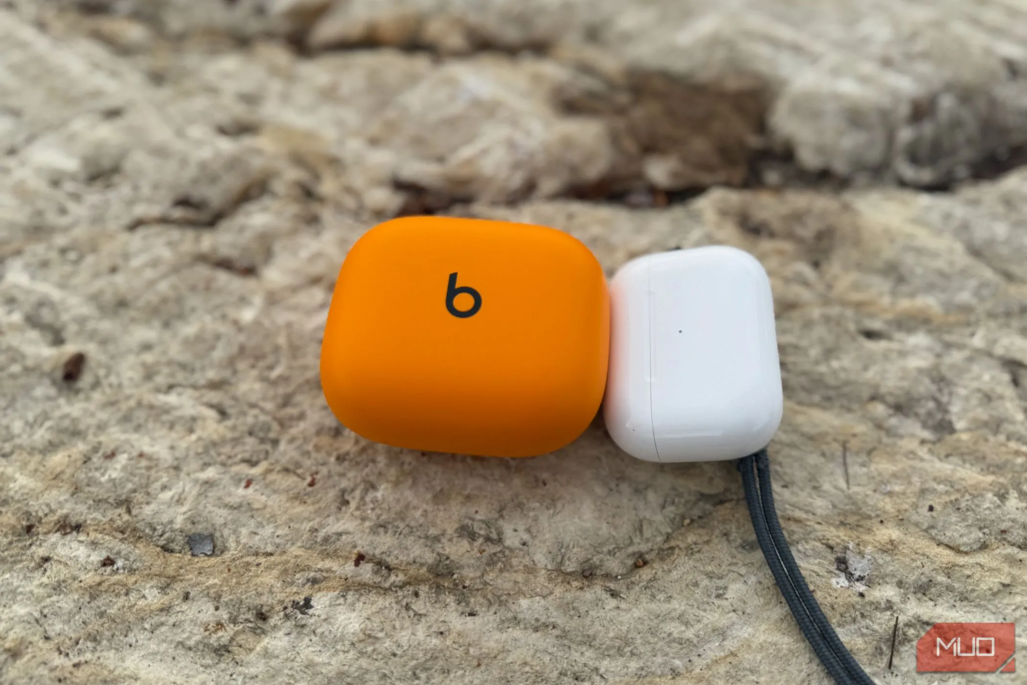 So sánh kích thước hộp sạc của Powerbeats Pro 2 và AirPods Pro 2.