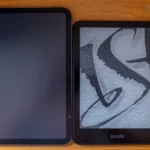 So sánh kích thước Kindle Paperwhite Signature Edition và iPad mini, cho thấy sự khác biệt về trải nghiệm đọc