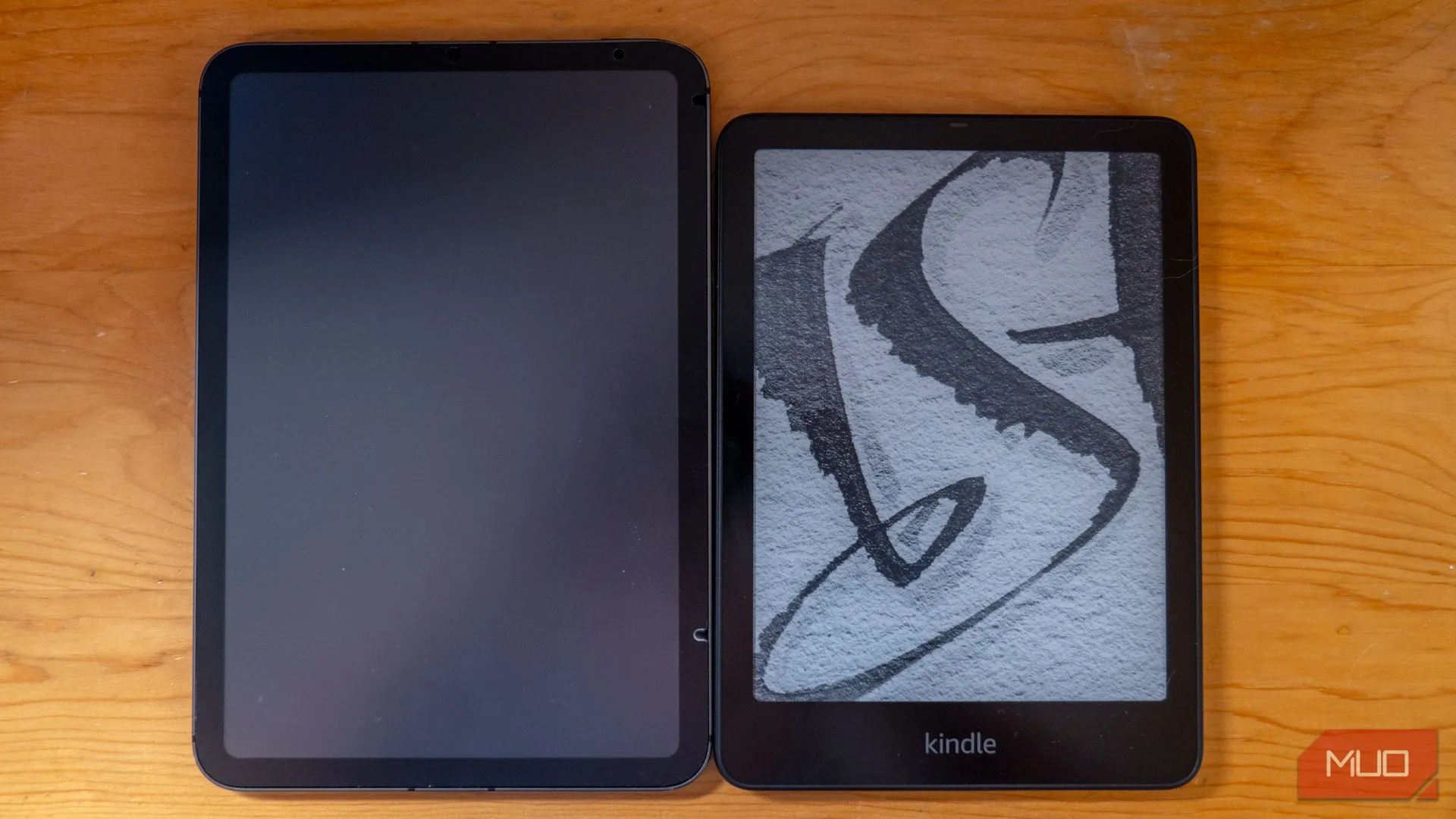 So sánh kích thước Kindle Paperwhite Signature Edition và iPad mini, cho thấy sự khác biệt về trải nghiệm đọc