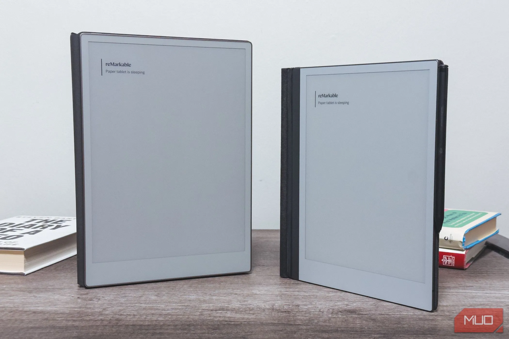 So sánh kích thước reMarkable Paper Pro và reMarkable 2 trên bàn gỗ
