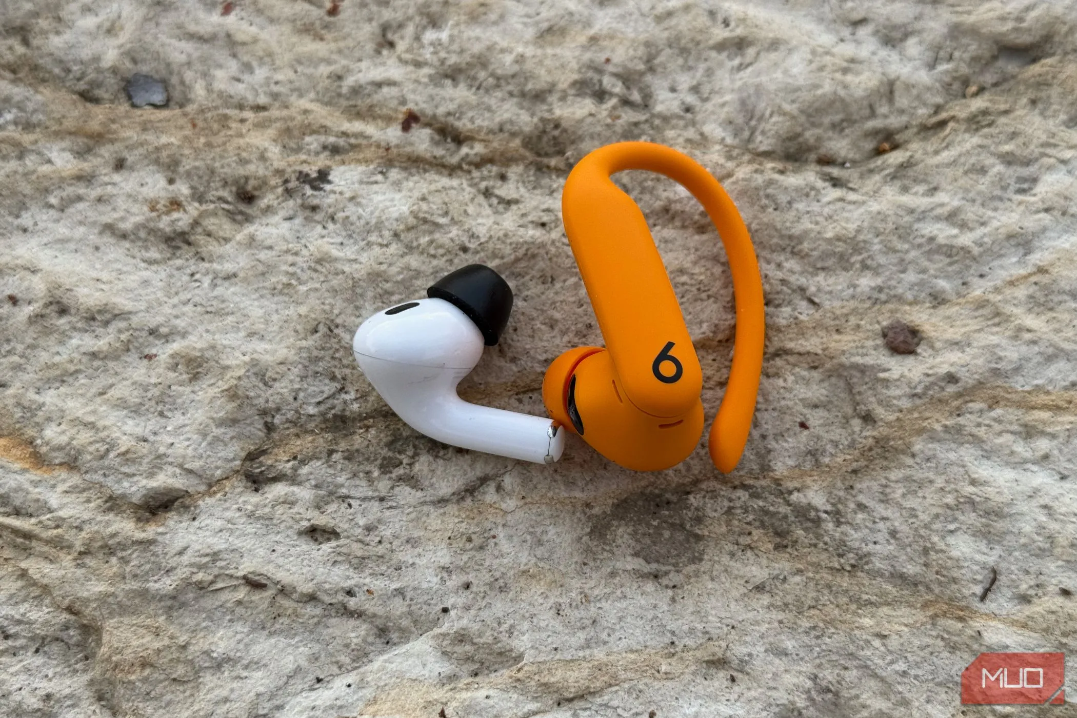 So sánh kích thước và thiết kế giữa AirPods Pro 2 và Powerbeats Pro 2.