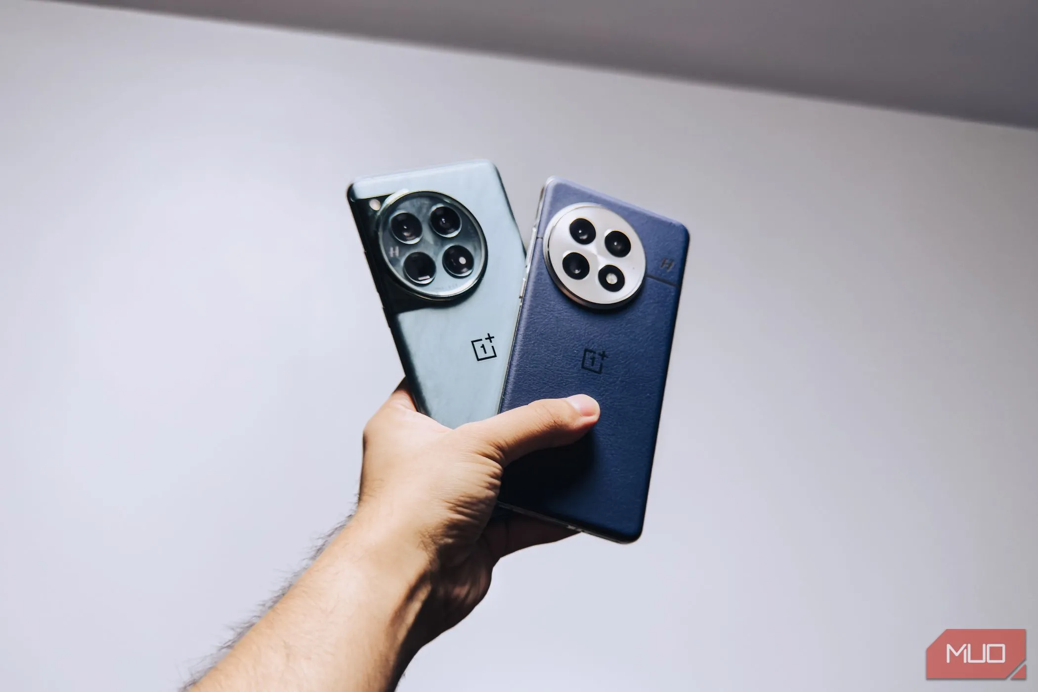 So sánh kích thước và thiết kế OnePlus 13 và OnePlus 12 khi cầm trên tay.