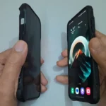 So sánh miếng dán màn hình riêng tư và kính cường lực thông thường: Một bên hiển thị rõ, một bên bị làm tối từ góc nhìn nghiêng