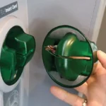 So sánh thiết bị skim thẻ (bên trái) và đầu đọc thẻ thật (bên phải) tại cây ATM.