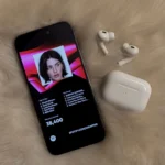 Spotify trên iPhone và AirPods, hình ảnh biểu trưng cho cuộc chiến phí ứng dụng với Apple