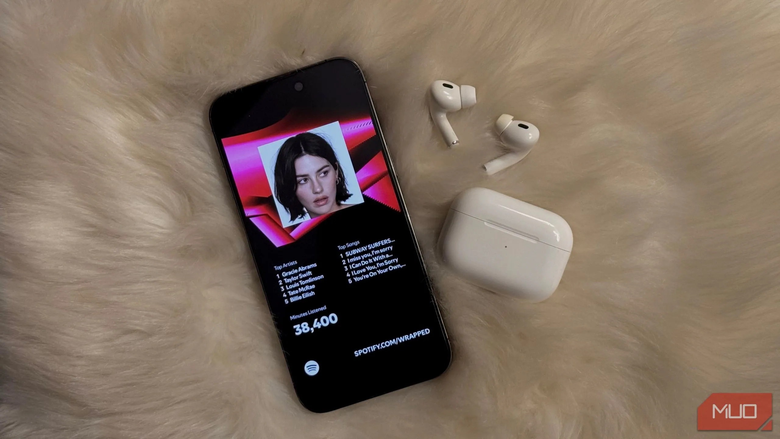 Spotify trên iPhone và AirPods, hình ảnh biểu trưng cho cuộc chiến phí ứng dụng với Apple