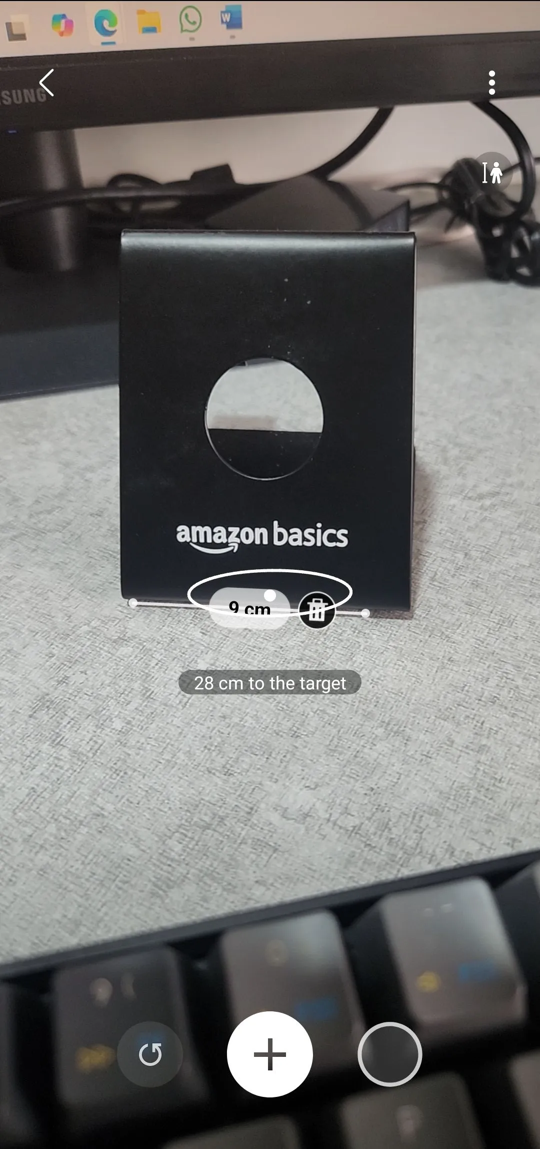 Sử dụng camera điện thoại Android cùng ứng dụng AR Ruler để đo kích thước giá đỡ điện thoại, minh họa khả năng đo lường vật lý.