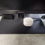 Tai nghe không dây được sạc pin trực tiếp từ cổng USB tích hợp trên màn hình máy tính, giúp tiết kiệm ổ cắm.