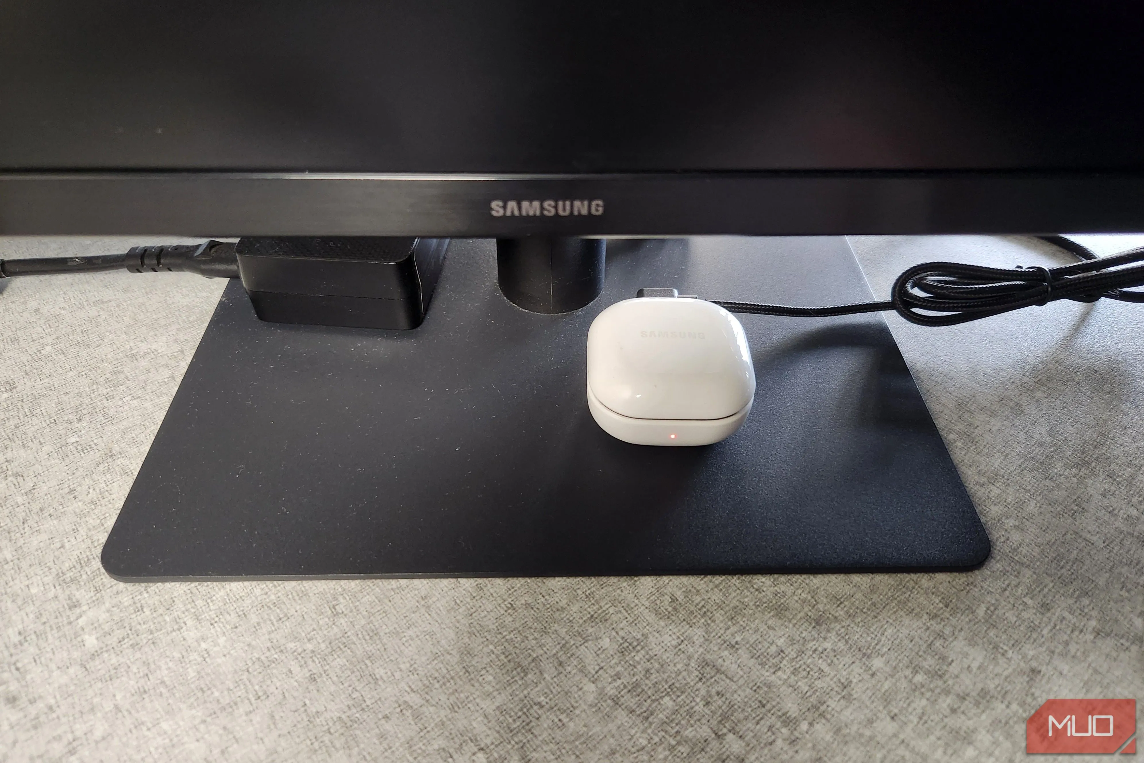 Tai nghe không dây được sạc pin trực tiếp từ cổng USB tích hợp trên màn hình máy tính, giúp tiết kiệm ổ cắm.