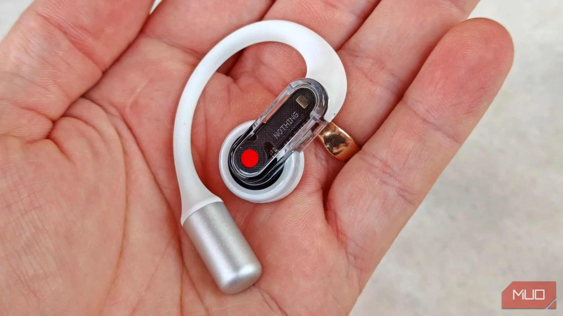Tai nghe Nothing Ear (open) bên phải được cầm trên tay