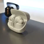 Tai nghe Xiaomi Buds 5 Pro Wi-Fi với thiết kế hiện đại trưng bày tại MWC 2025.