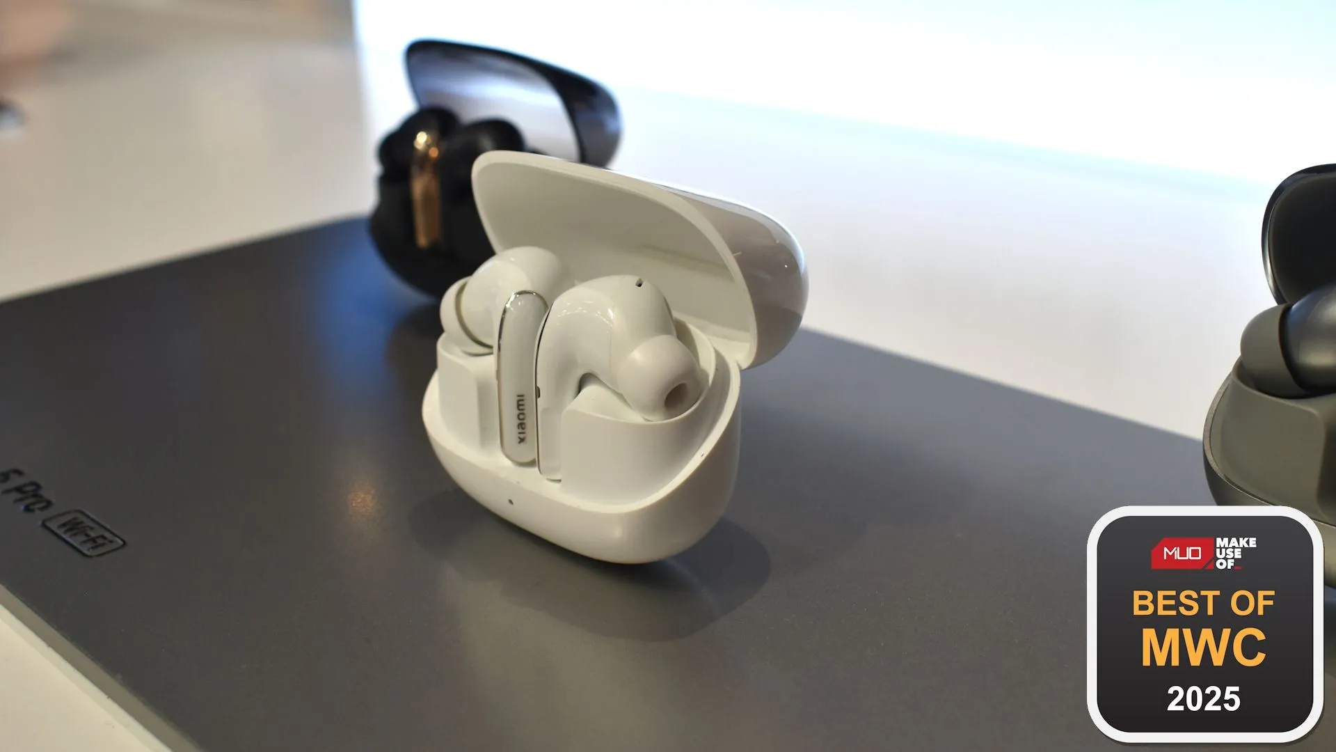 Tai nghe Xiaomi Buds 5 Pro Wi-Fi với thiết kế hiện đại trưng bày tại MWC 2025.