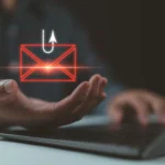 Tấn công lừa đảo qua email và tin nhắn (phishing/smishing) cảnh báo nguy hiểm trên laptop