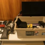 Tất cả thiết bị công nghệ được thu gom vào một chiếc hộp lớn để đánh giá tổng quan và phân loại trước khi sắp xếp