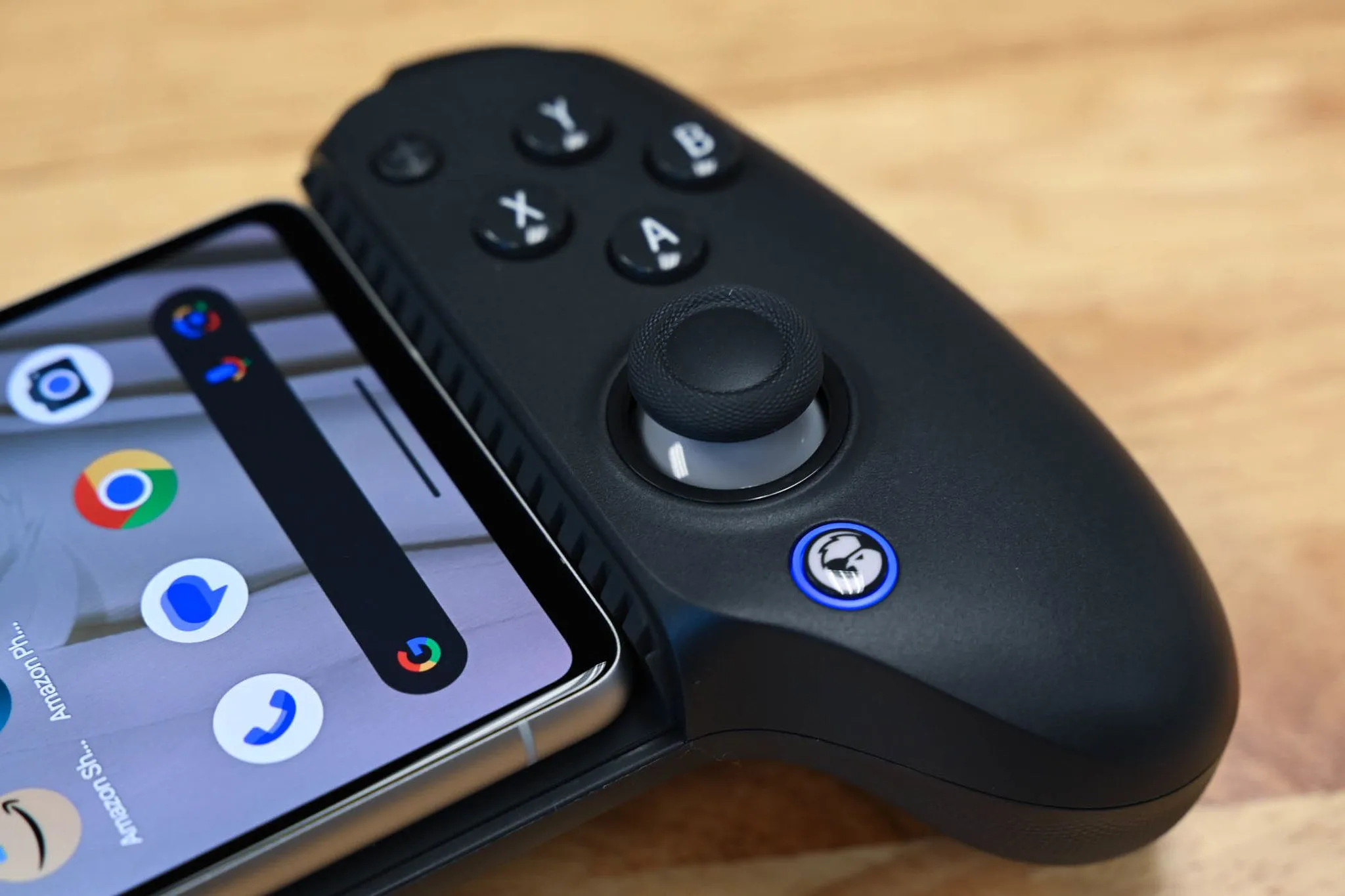 Tay cầm chơi game G8+ Galileo được kết nối với điện thoại Samsung qua cổng USB để chơi game di động