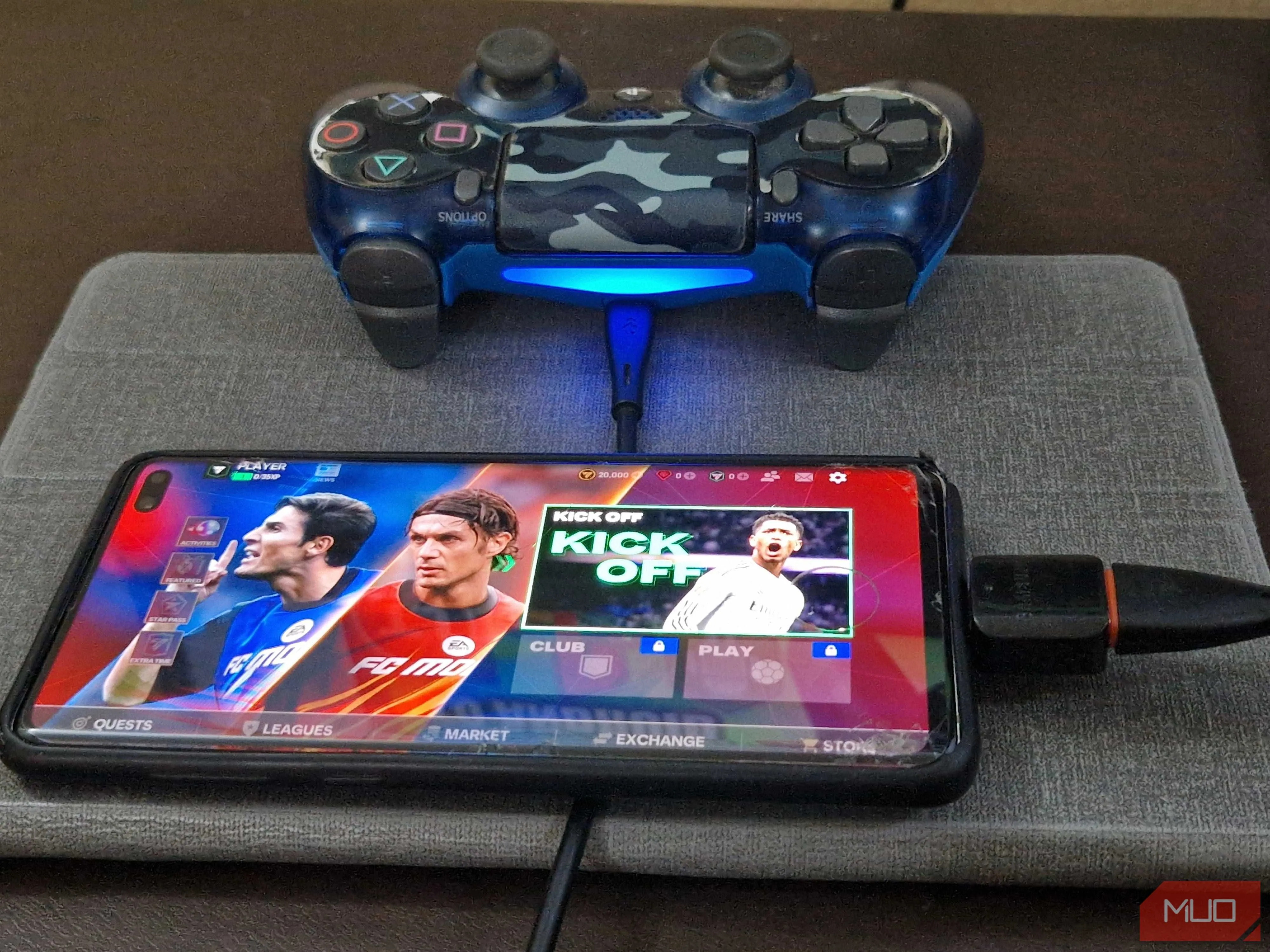 Tay cầm PlayStation 4 (PS4) kết nối với điện thoại thông minh qua cáp USB và adapter OTG, tối ưu trải nghiệm chơi game.