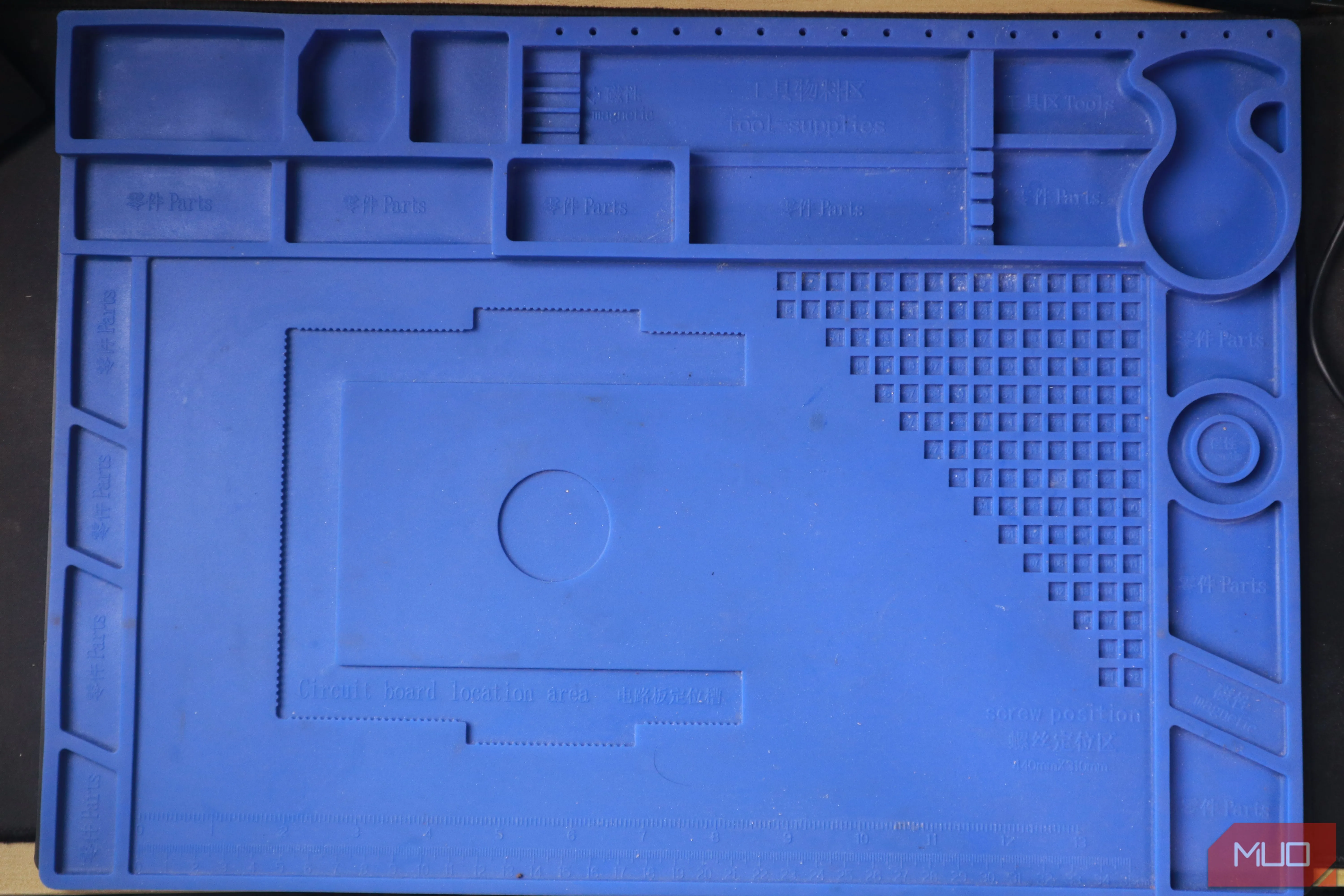 Thảm silicone có các ngăn tích hợp để sắp xếp ốc vít và linh kiện trong quá trình sửa chữa máy tính.