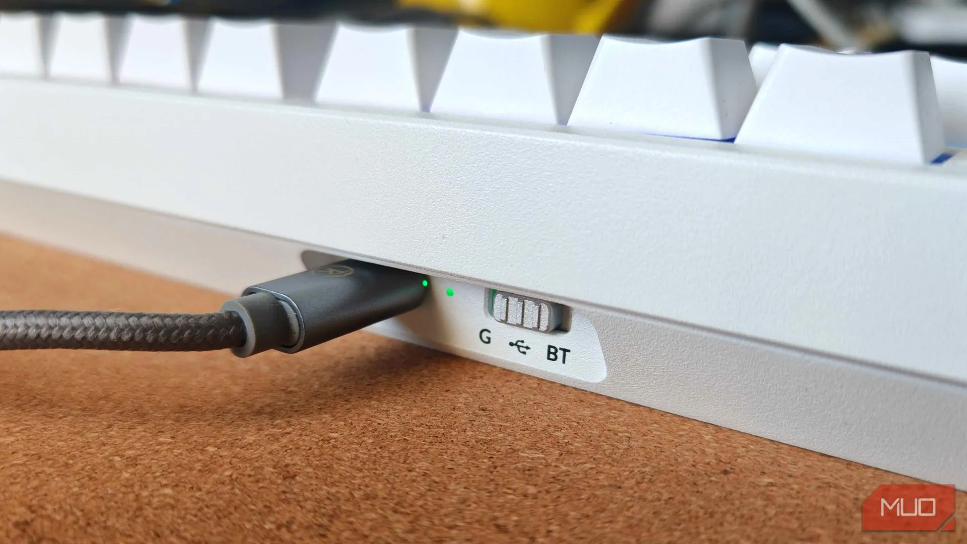 Thanh gạt chuyển đổi chế độ kết nối ở mặt sau bàn phím Lemokey P1 HE.