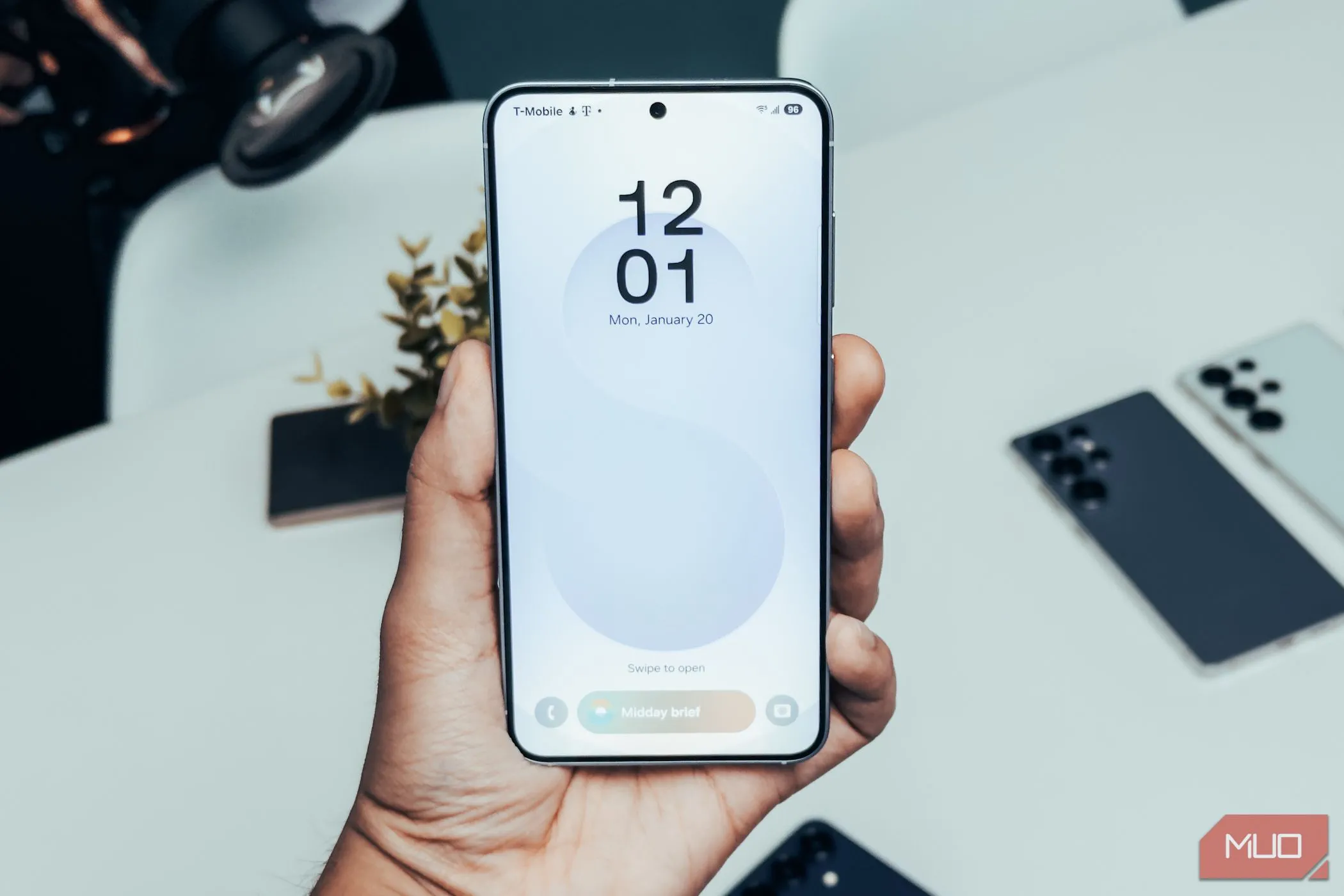 Thanh Now Bar trên màn hình khóa Samsung Galaxy S25, cung cấp thông tin trực tiếp và tương tác linh hoạt cho người dùng One UI 7