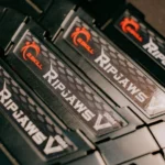 Thanh RAM DDR5 được xếp chồng lên nhau, minh họa cho bộ nhớ thế hệ mới