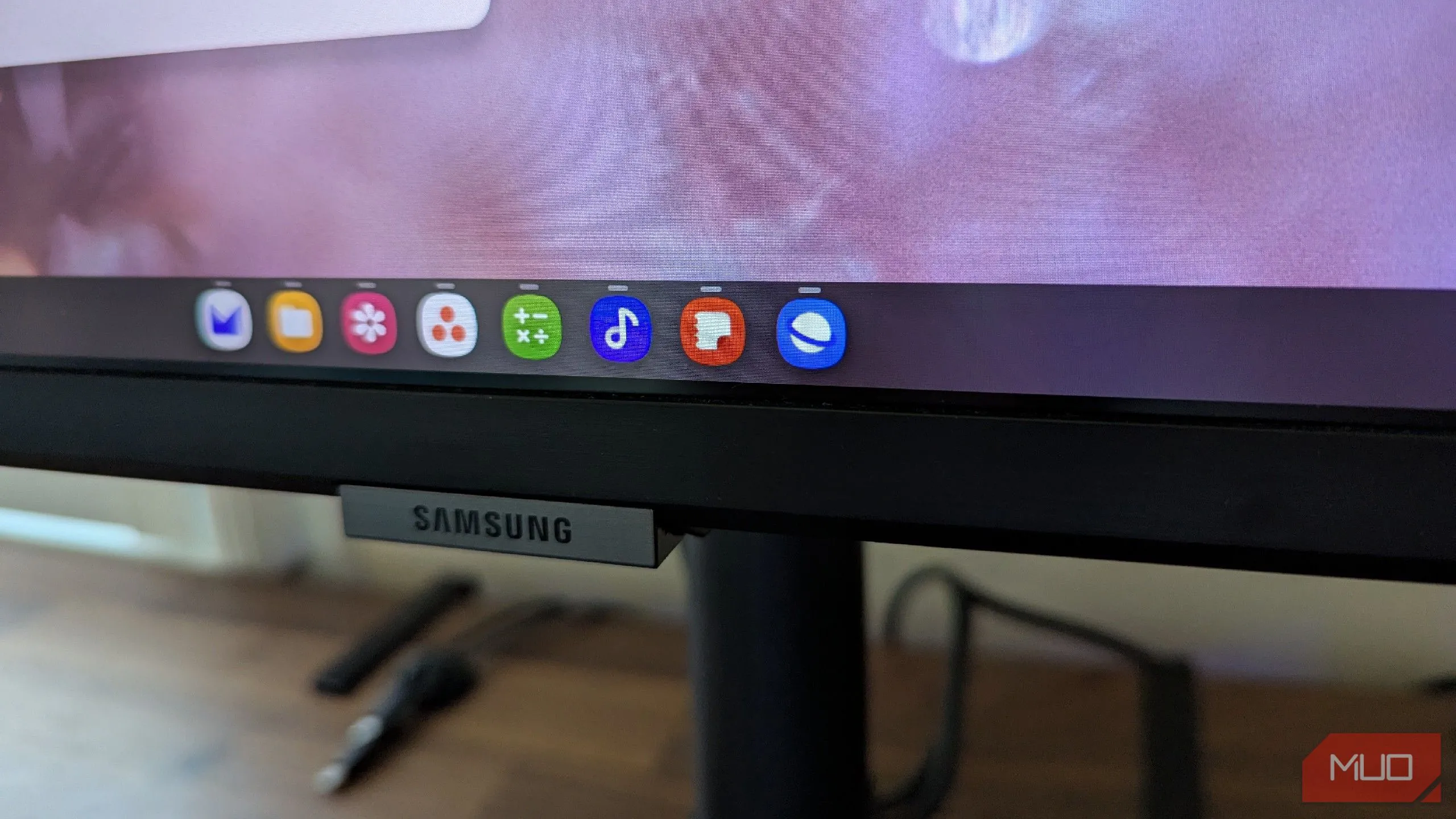 Thanh tác vụ hiển thị trên Samsung DeX với các biểu tượng ứng dụng và đồng hồ, minh họa sự phân tâm.