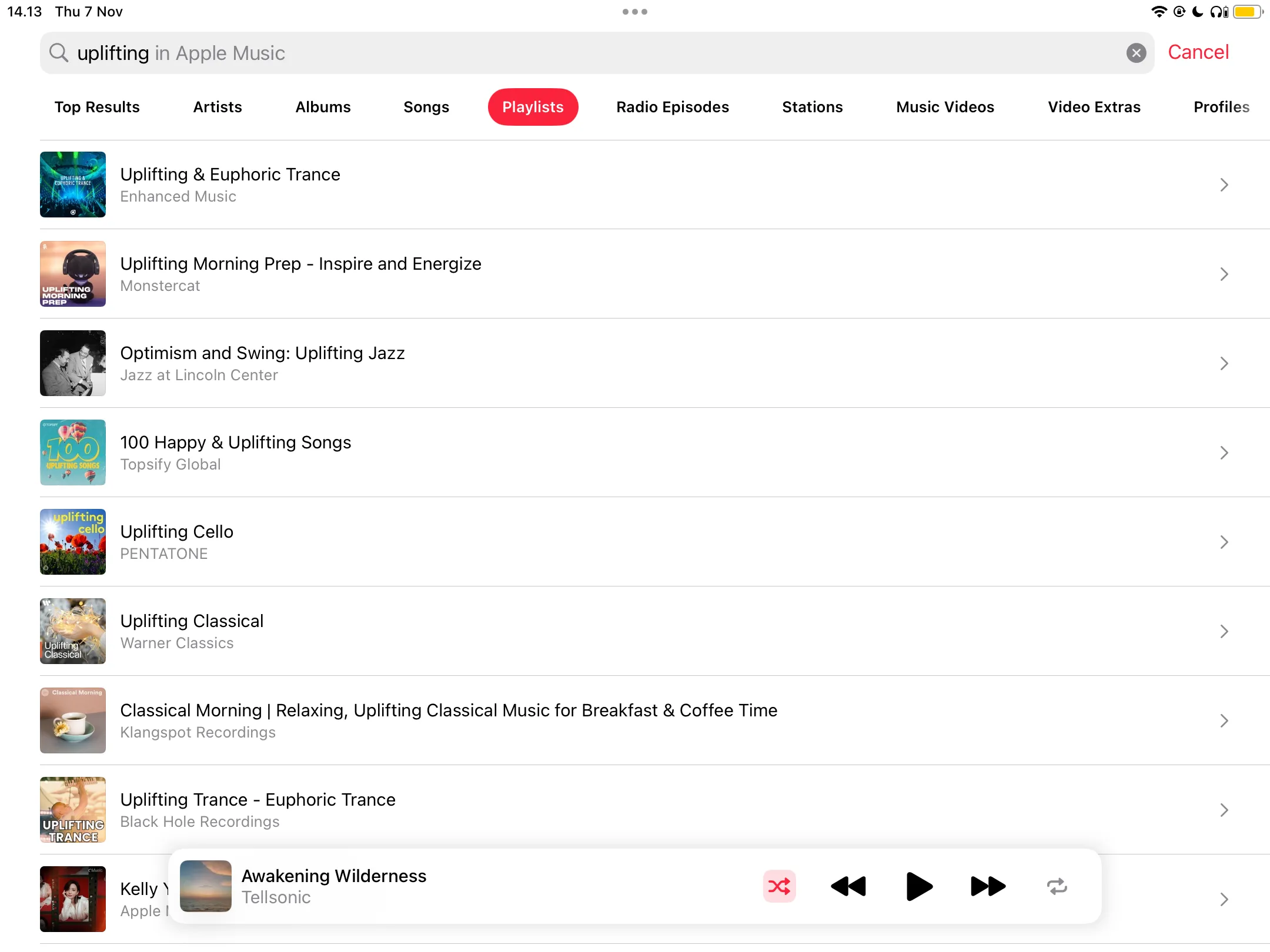 Thanh tìm kiếm trong Apple Music hiển thị các từ khóa như &quot;Uplifting&quot;, &quot;Positive&quot; để tìm kiếm playlist âm nhạc tích cực.