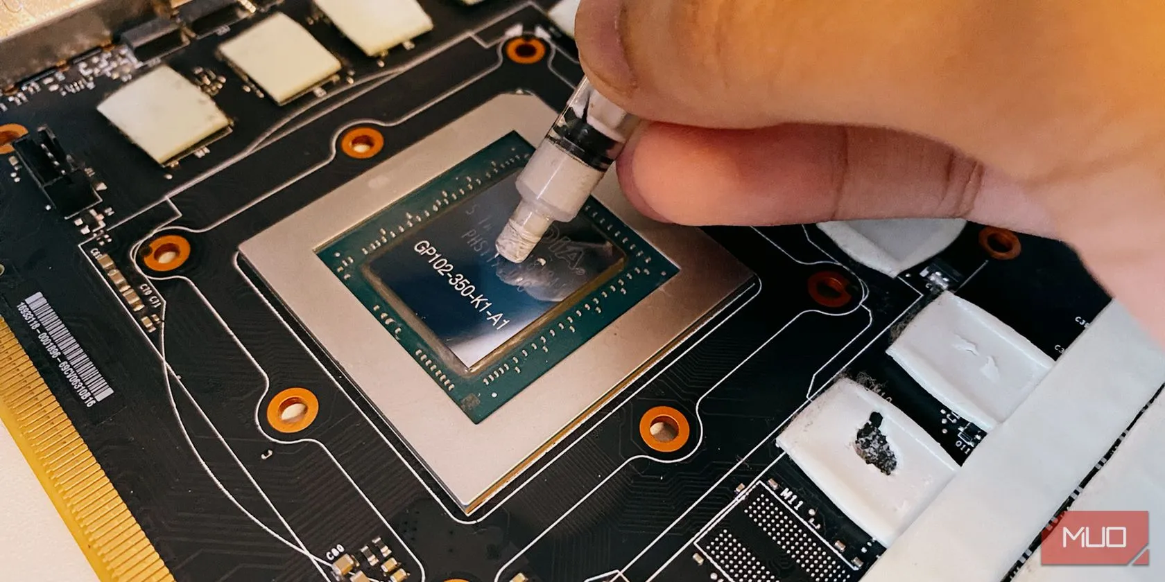 Thao tác bôi keo tản nhiệt mới lên chip GPU