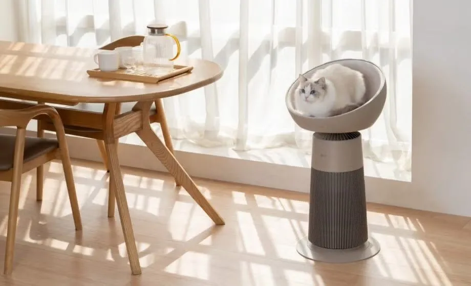 Tháp lọc khí LG AeroCat Tower với chức năng chỗ ngủ cho mèo, tích hợp cảm biến theo dõi.