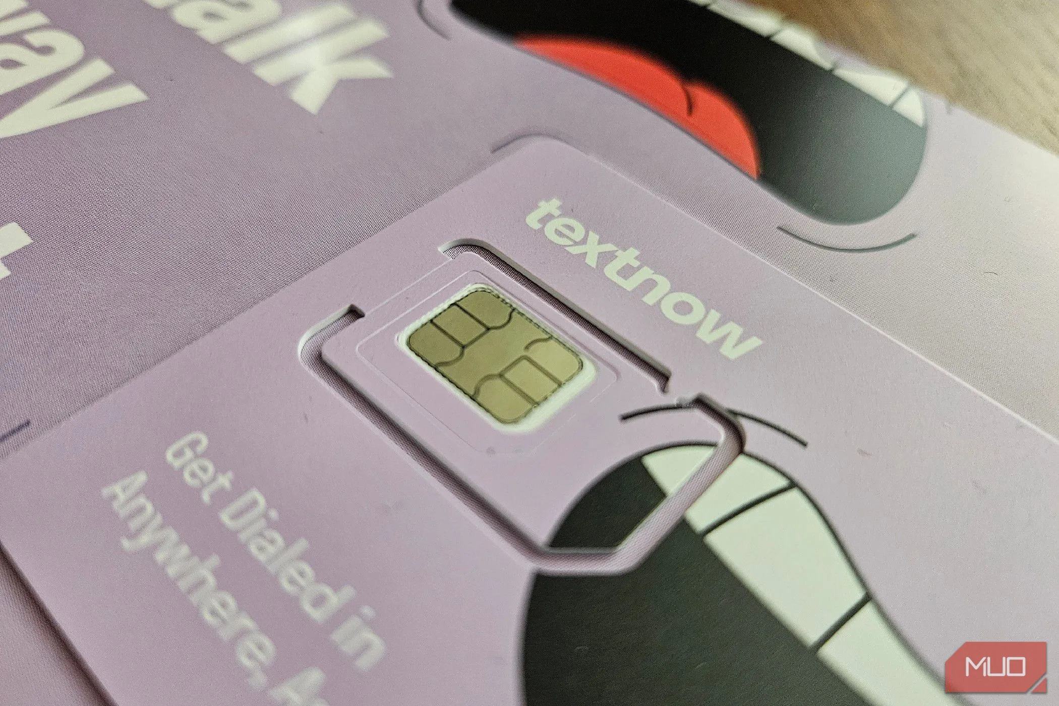Thẻ SIM điện thoại, minh họa sự phụ thuộc của RCS vào hạ tầng nhà mạng.