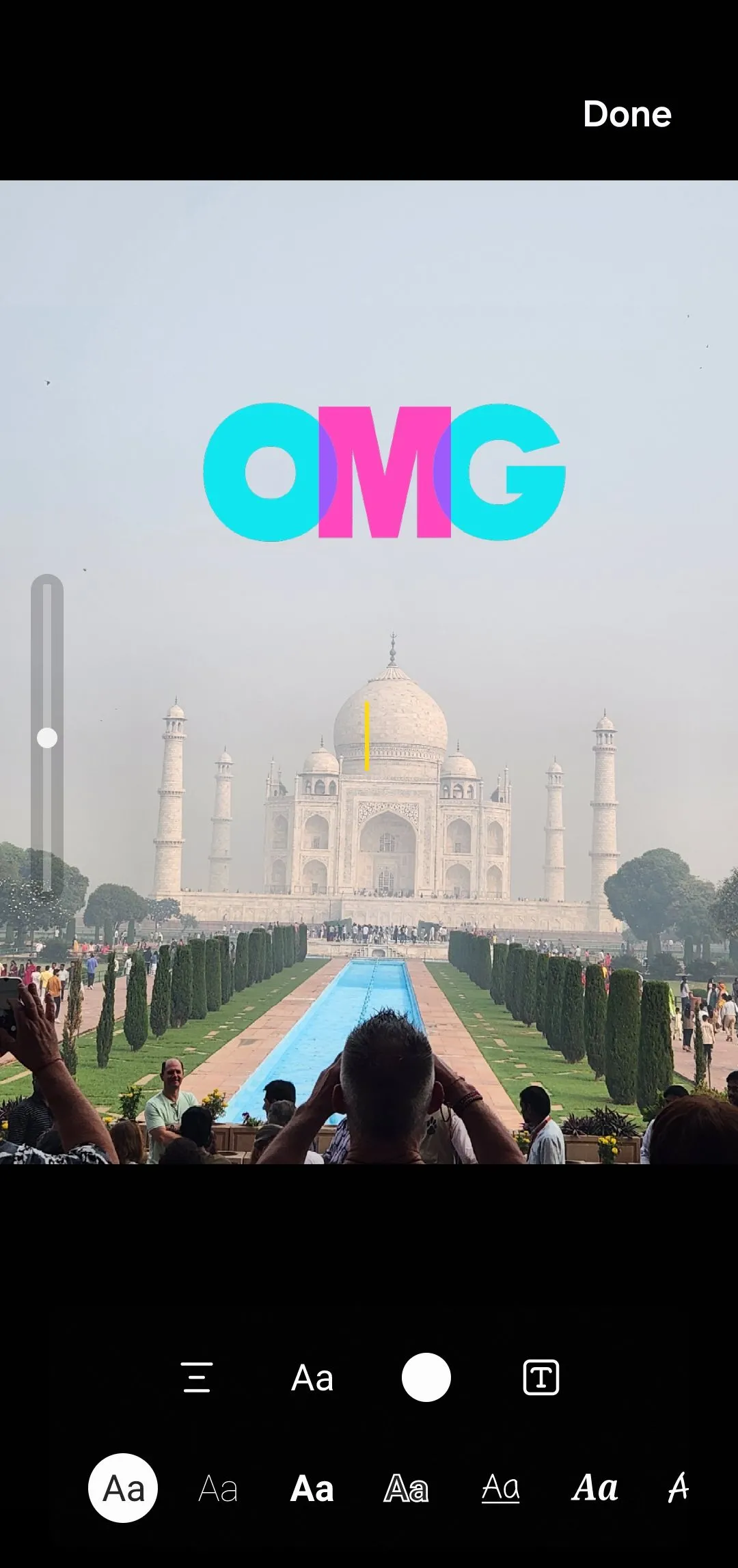 Thêm sticker chữ OMG vào ảnh Taj Mahal bằng trình chỉnh sửa ảnh Galaxy.