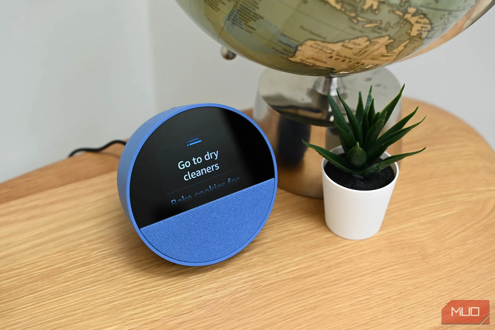 Thiết bị Amazon Echo Spot hiển thị danh sách công việc cần làm, minh họa khả năng luôn lắng nghe