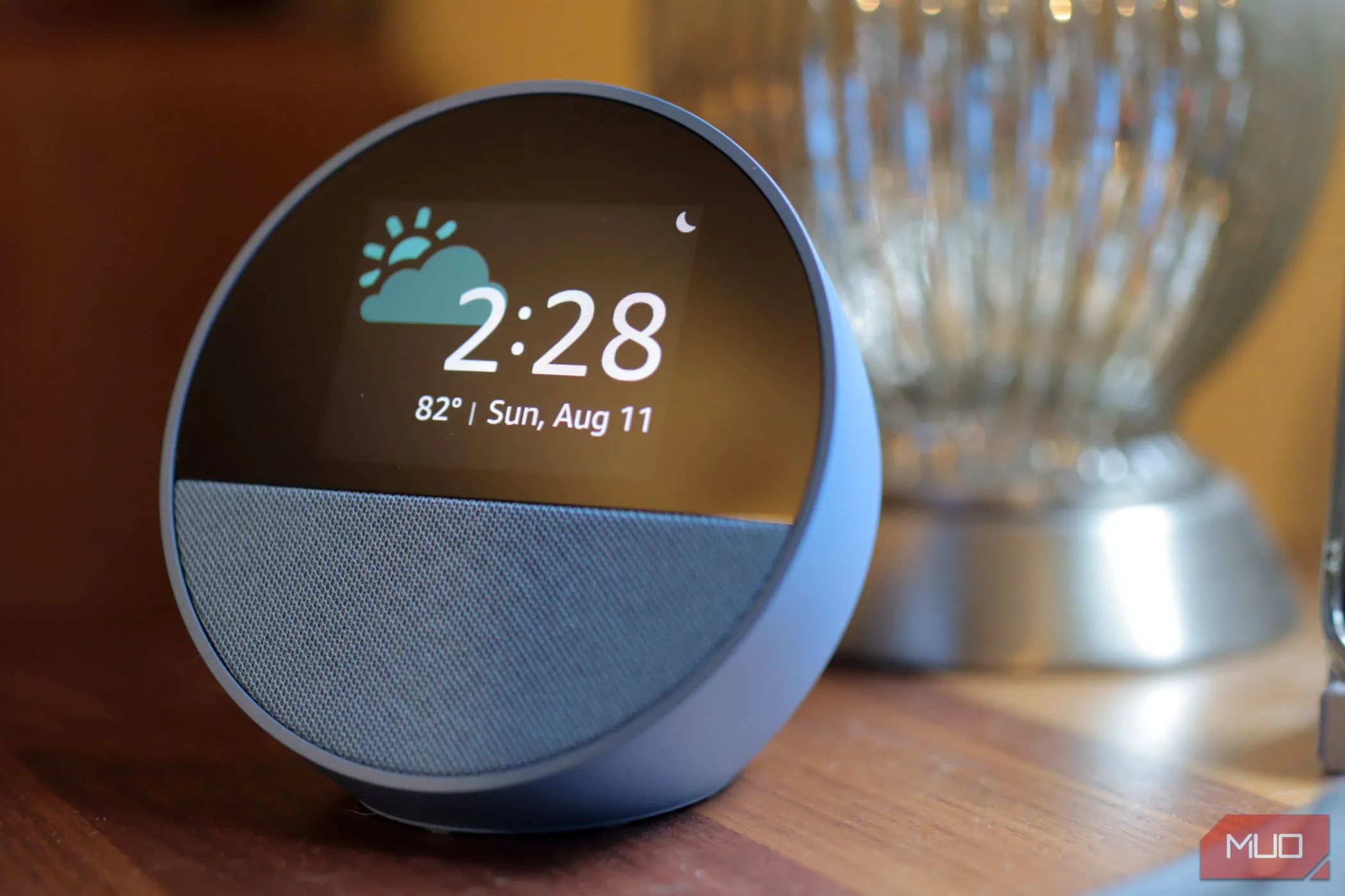 Thiết bị Amazon Echo Spot màu xanh đặt trên bàn gỗ, minh họa vấn đề quyền riêng tư dữ liệu Alexa.