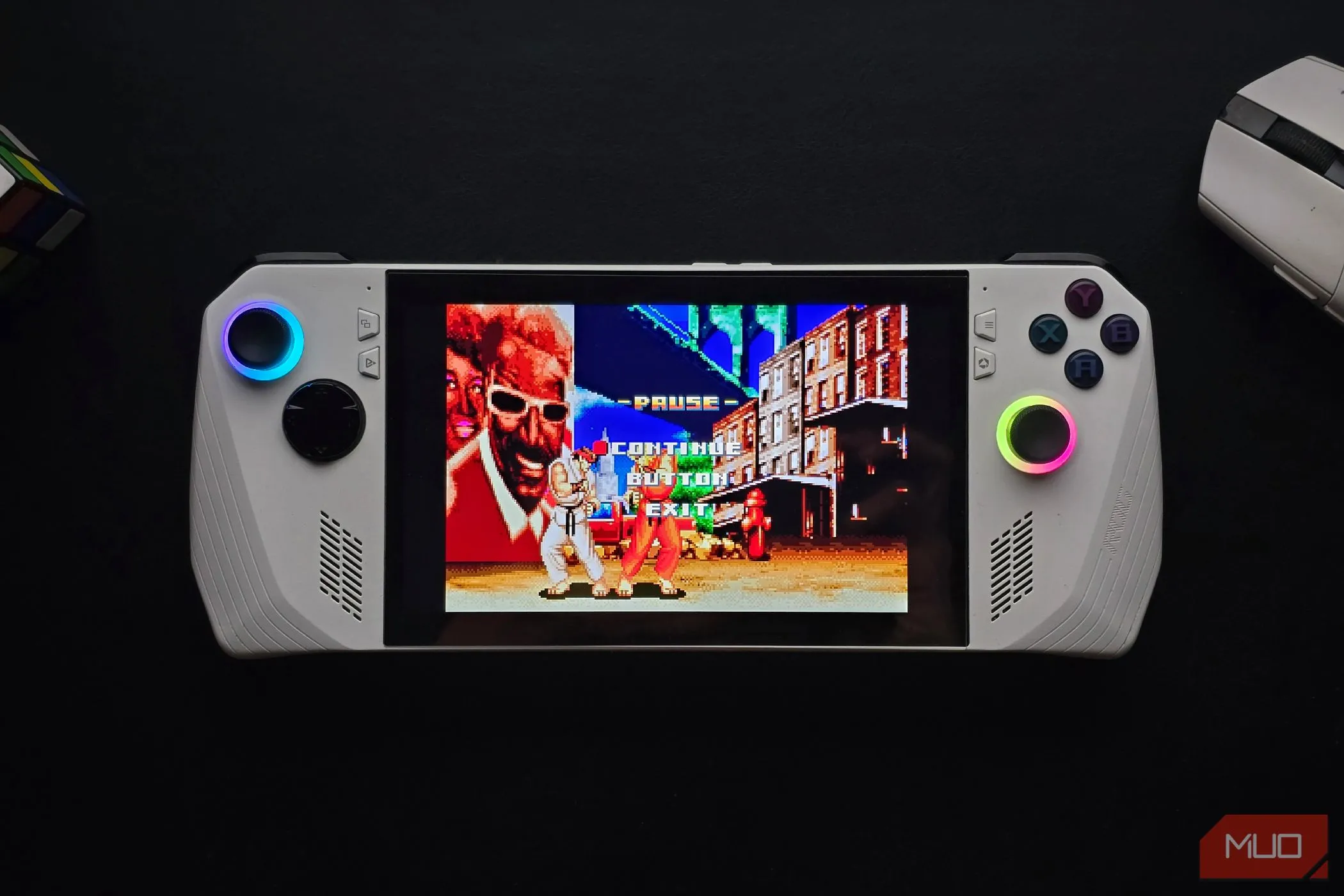 Thiết bị cầm tay ASUS ROG Ally chơi game Super Street Fighter II bằng giả lập RetroArch