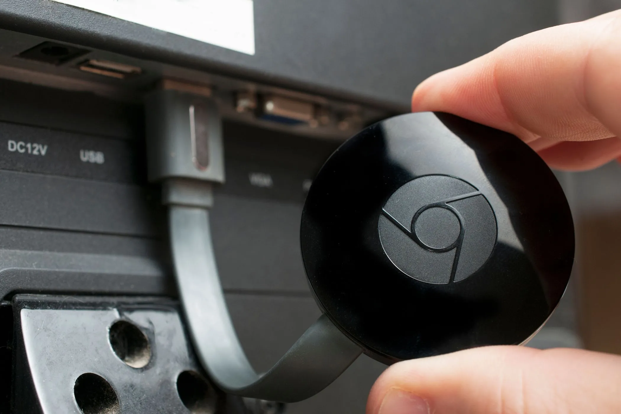 Thiết bị Chromecast được cắm vào cổng HDMI của TV