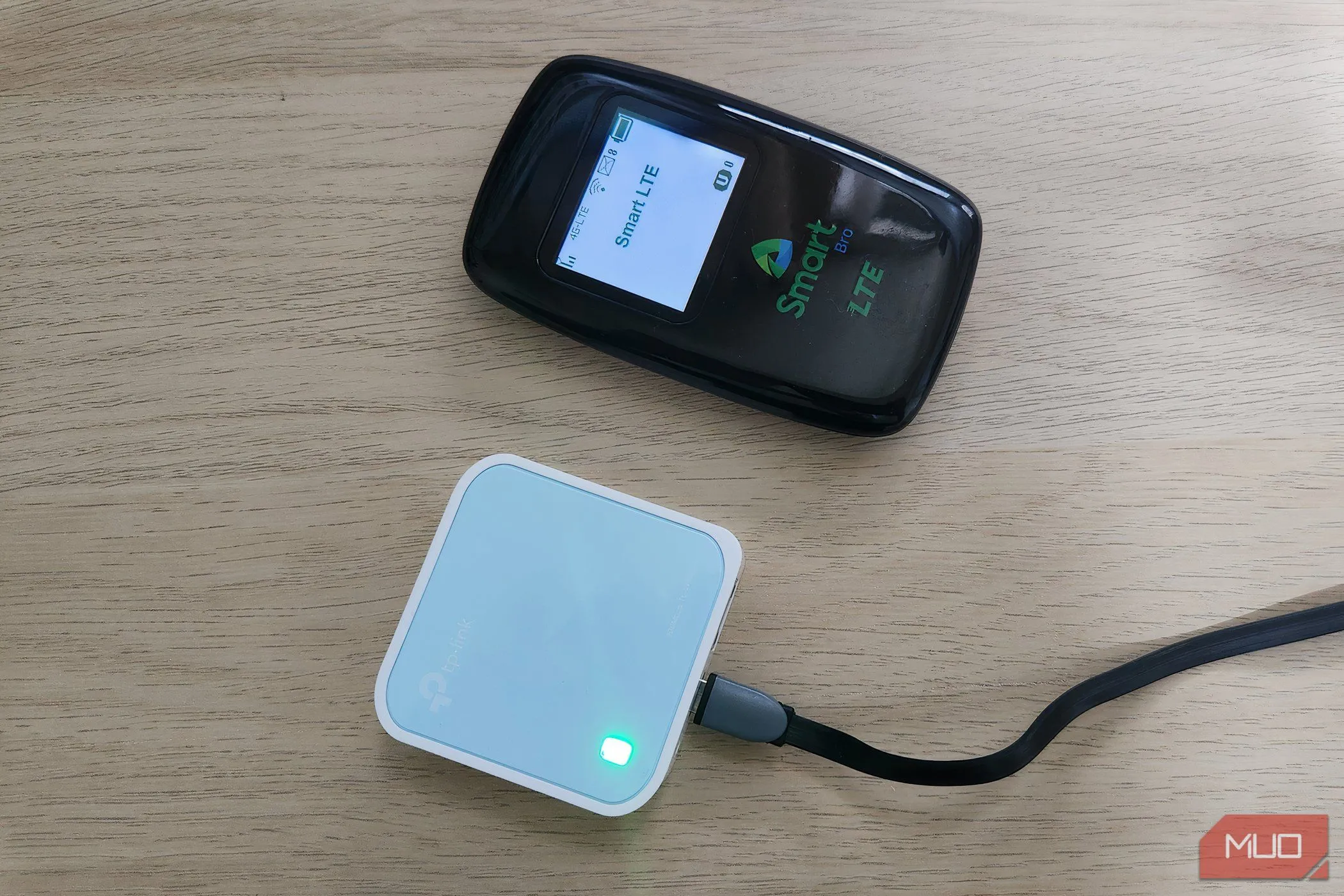 Thiết bị điểm phát sóng di động (MiFi) và bộ định tuyến du lịch trên bàn làm việc