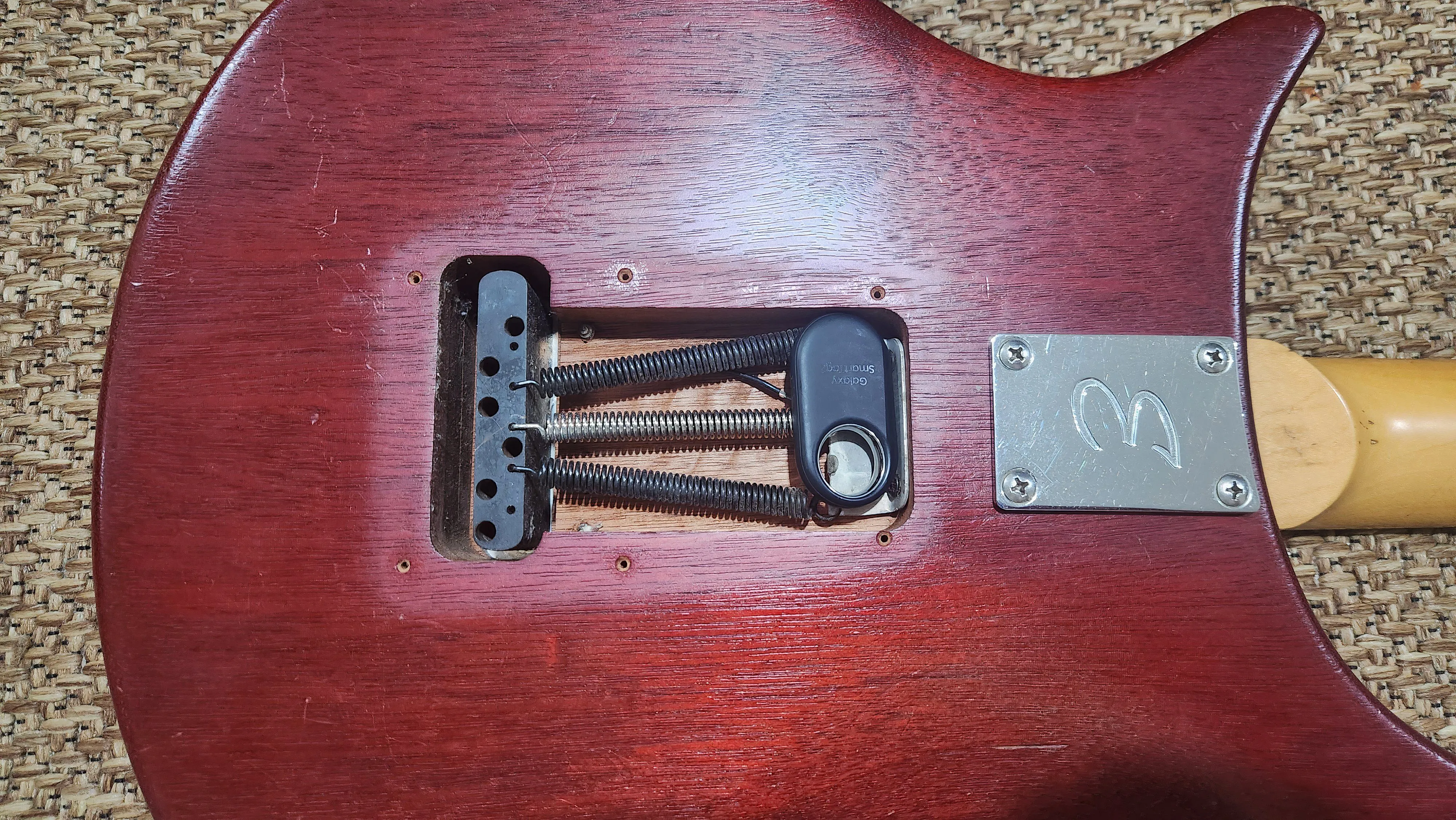 Thiết bị định vị AirTag ẩn trong khoang đàn guitar