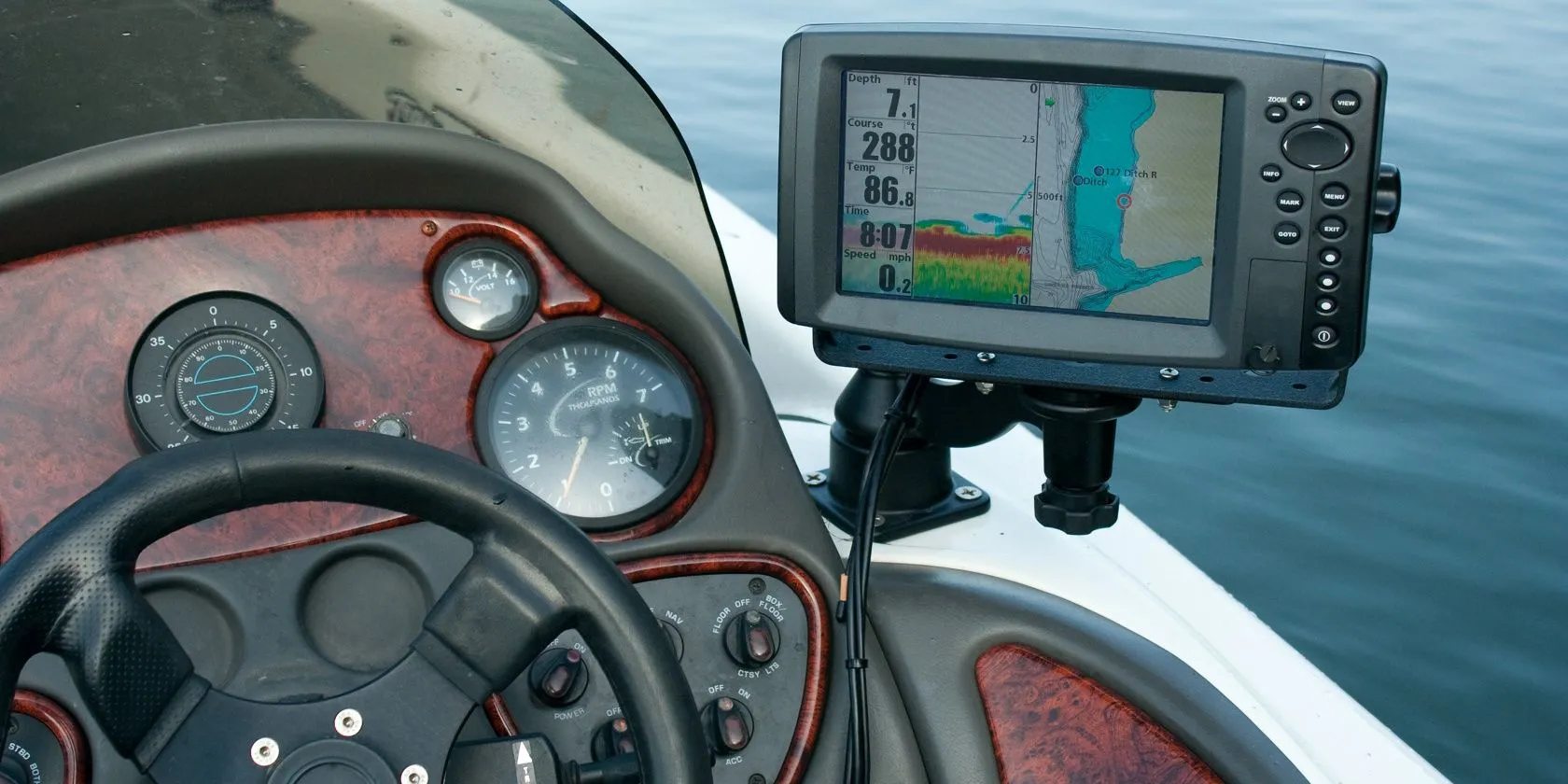 Thiết bị GPS chuyên dụng trên tàu đánh cá, minh họa ứng dụng đặc thù của định vị vệ tinh ngoài phạm vi smartphone.