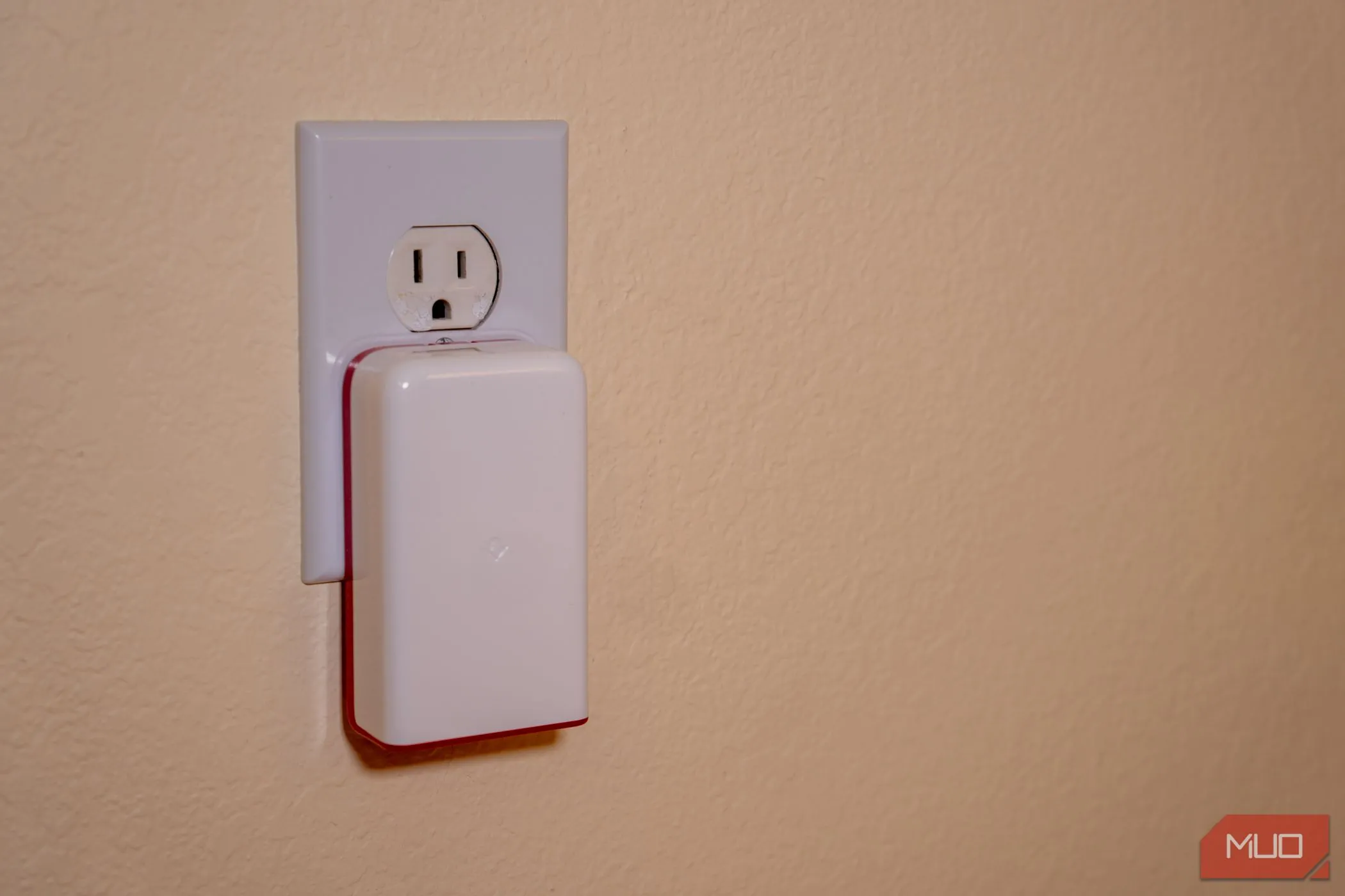 Thiết bị PlugBug 120 được cắm trực tiếp vào ổ điện trên tường