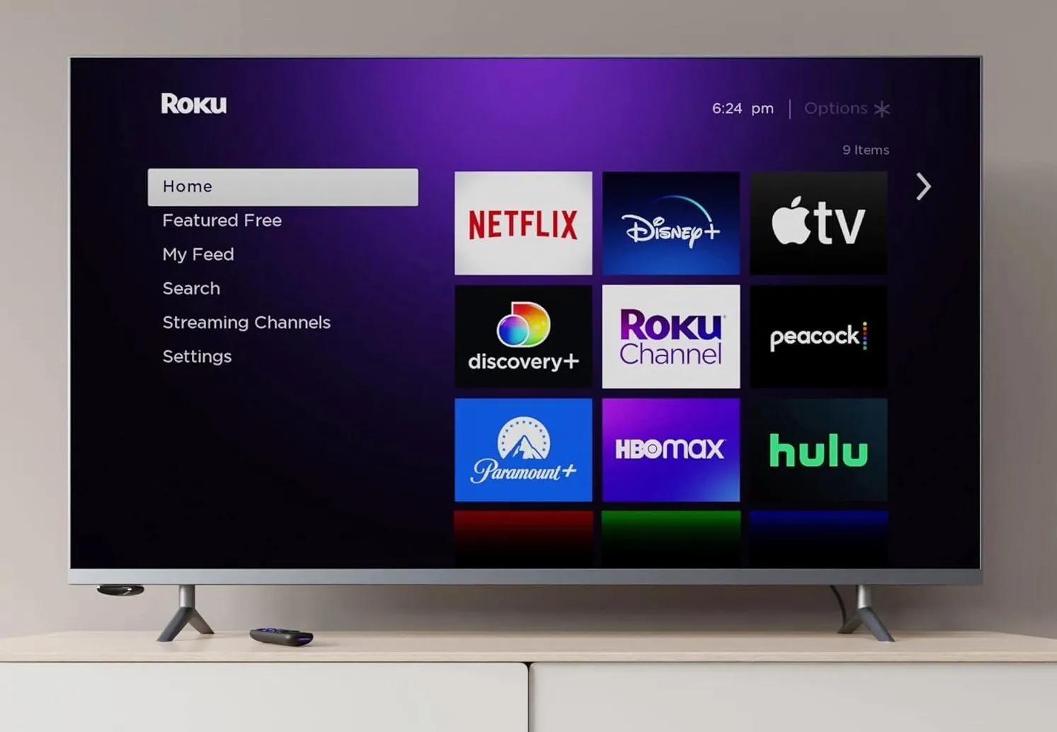 Thiết bị truyền phát Roku Express nhỏ gọn màu đen và điều khiển từ xa đi kèm, giúp biến TV thường thành Smart TV.