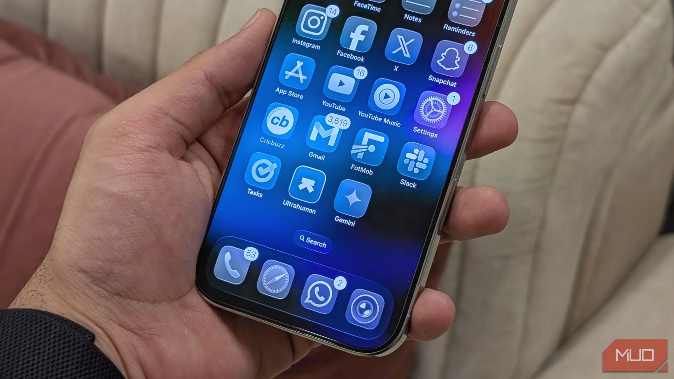 Thiết kế Liquid Glass mới của iOS 26 hiển thị trên màn hình chính iPhone