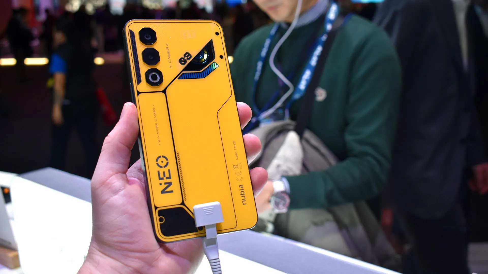 Thiết kế mặt lưng màu vàng nổi bật của Nubia Neo 3 GT 5G tại MWC 2025.