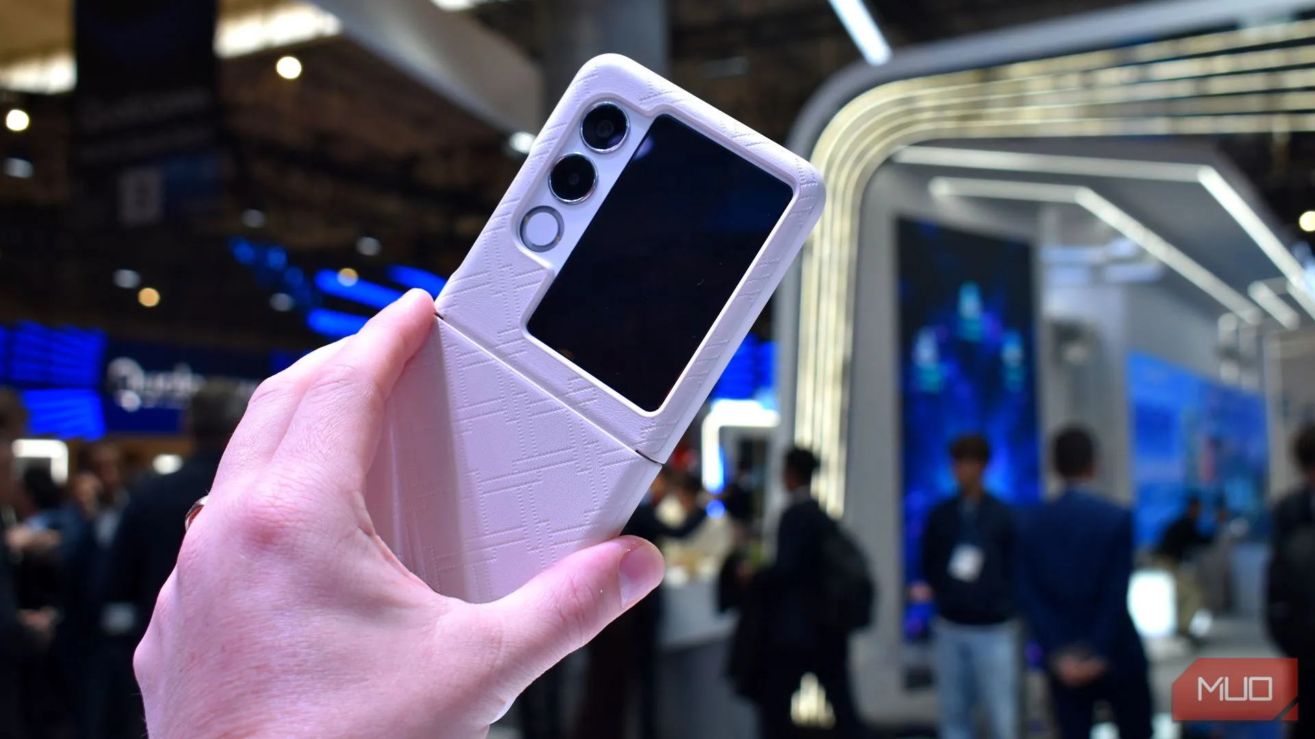 Thiết kế mặt lưng và cụm camera của Nubia Flip 2 khi gập tại MWC 2025.