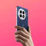Thiết kế OnePlus 13 màu hồng trong tay người dùng, nổi bật với cụm camera sau.