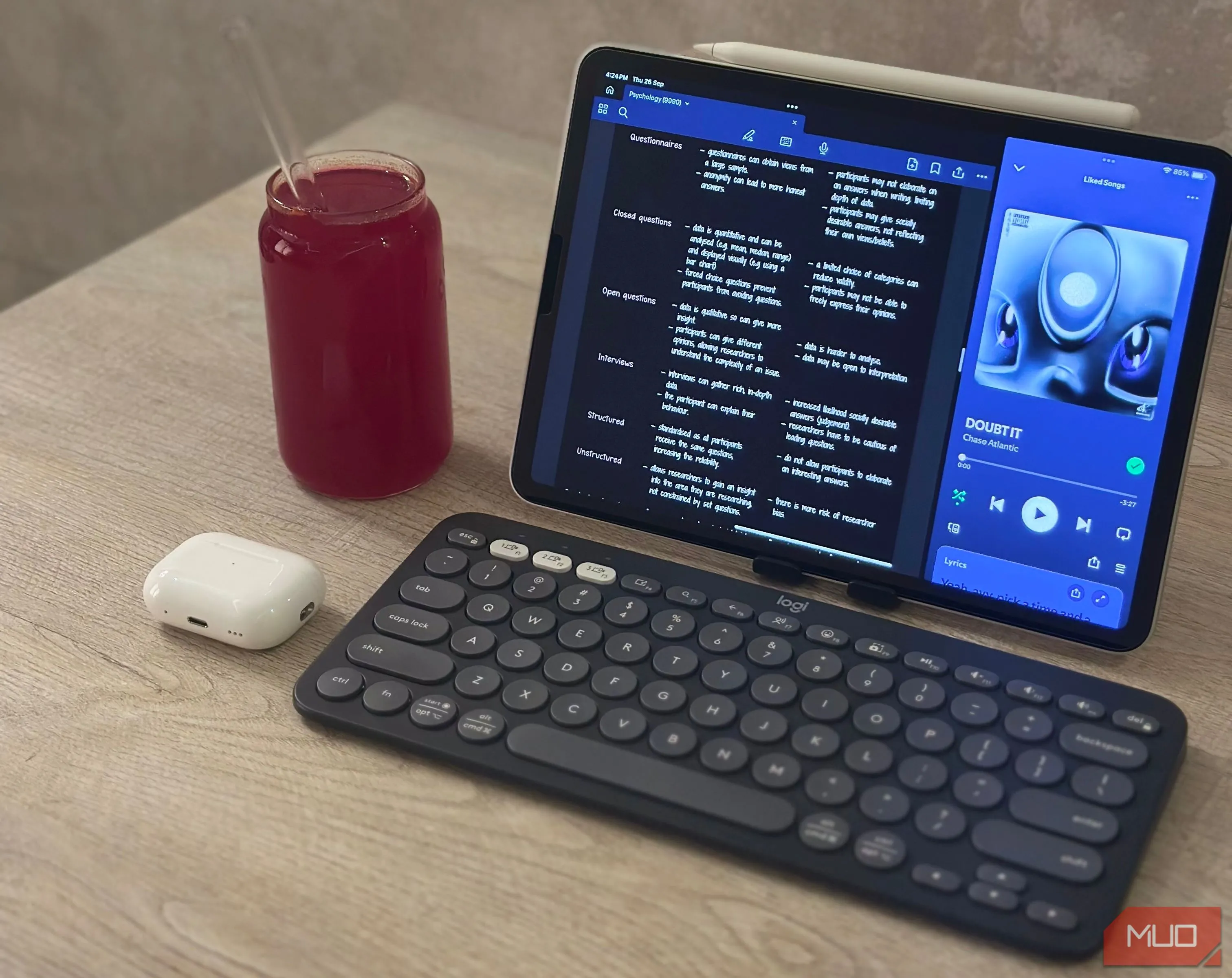 Thiết lập làm việc với iPad, bàn phím Logitech Pebble, tai nghe AirPods và cốc nước